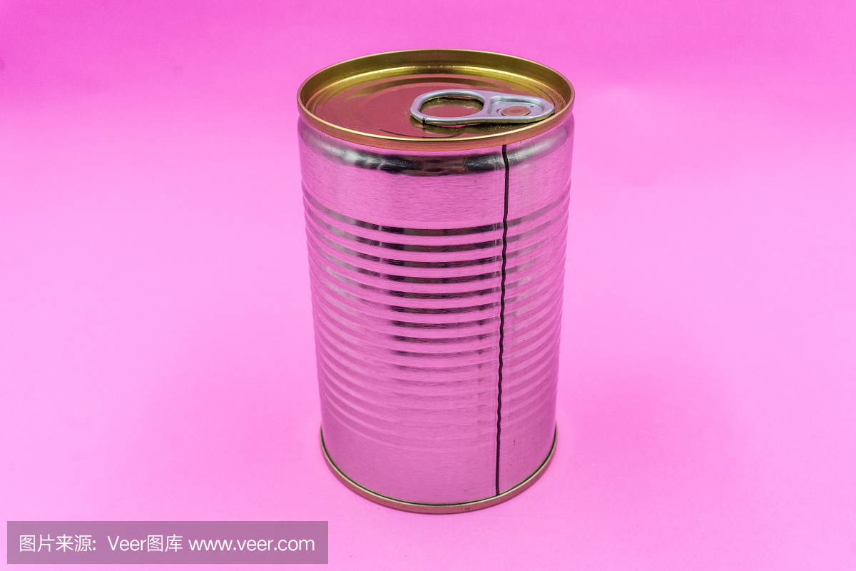 金屬罐頭湯容器在粉紅色粉彩色調(diào)背景孤立